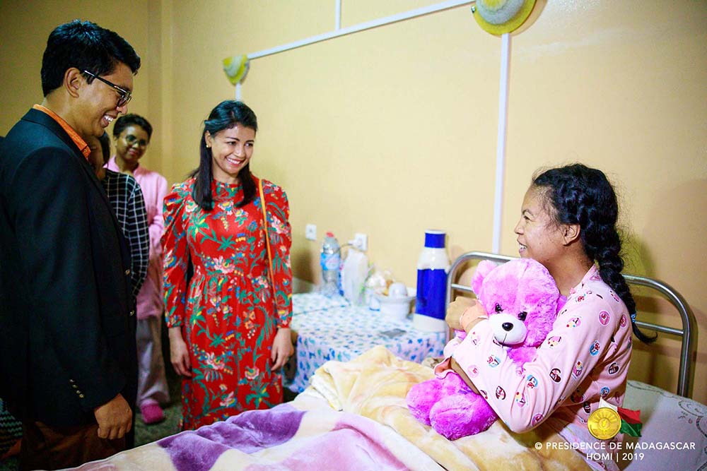 Fête de Noël : le couple présidentiel au chevet des enfants hospitalisés