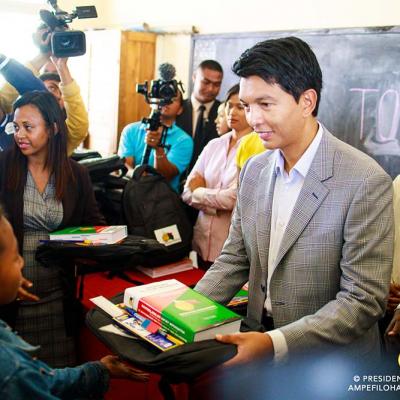 06.11.19 - Distribution de nouveaux dictionnaires et tablettes numérique aux élèves, EPP Ampefiloha Ambodirano, Antananarivo, Région Analamanga