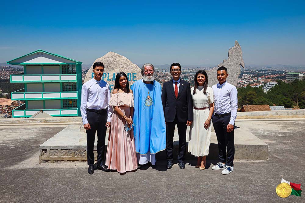 Famille Rajoelina à l'Akamasoa : Un Noël sous le signe du partage et de  l'entraide