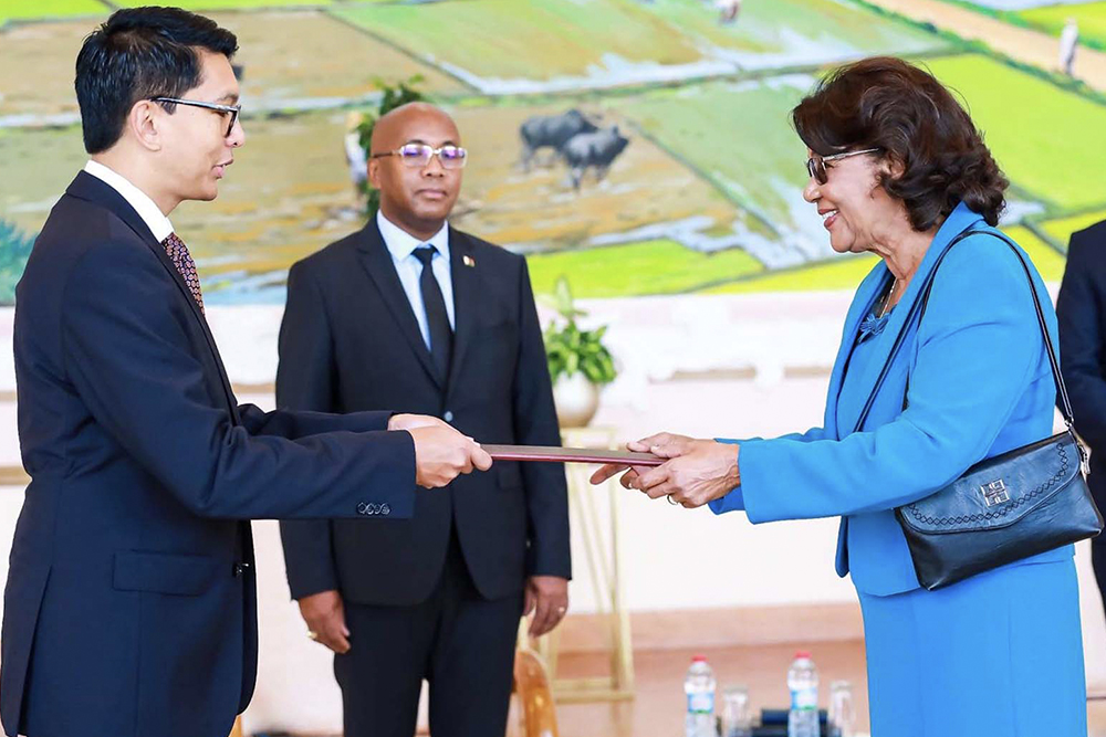 MADAGASIKARA – MAURICE : MANAMAFY NY FIARAHA-MIASA