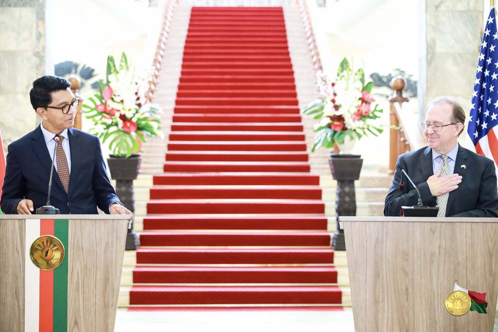 FITSIDIHANA FANAOVAM-BELOMA NATAON'NY MASOIVOHO AMERIKANA TEO ALOHA.