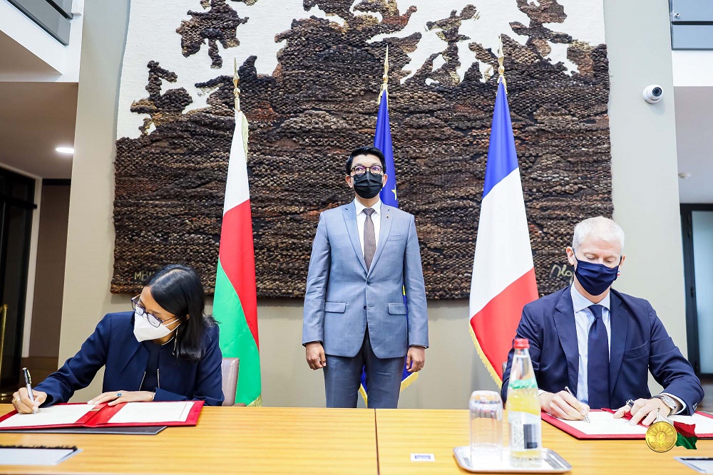 Signature des projets MANDRAKA 3 et de l’installation de lignes Téléphériques à Antananarivo