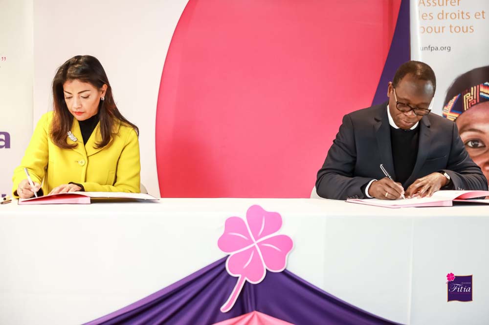 SIGNATURE D'UN MÉMORANDUM D'ACCORD ENTRE L'UNFPA ET  L'ASSOCIATION FITIA DIRIGÉE PAR LA PREMIÈRE DAME DE MADAGASCAR,  MIALY RAJOELINA 