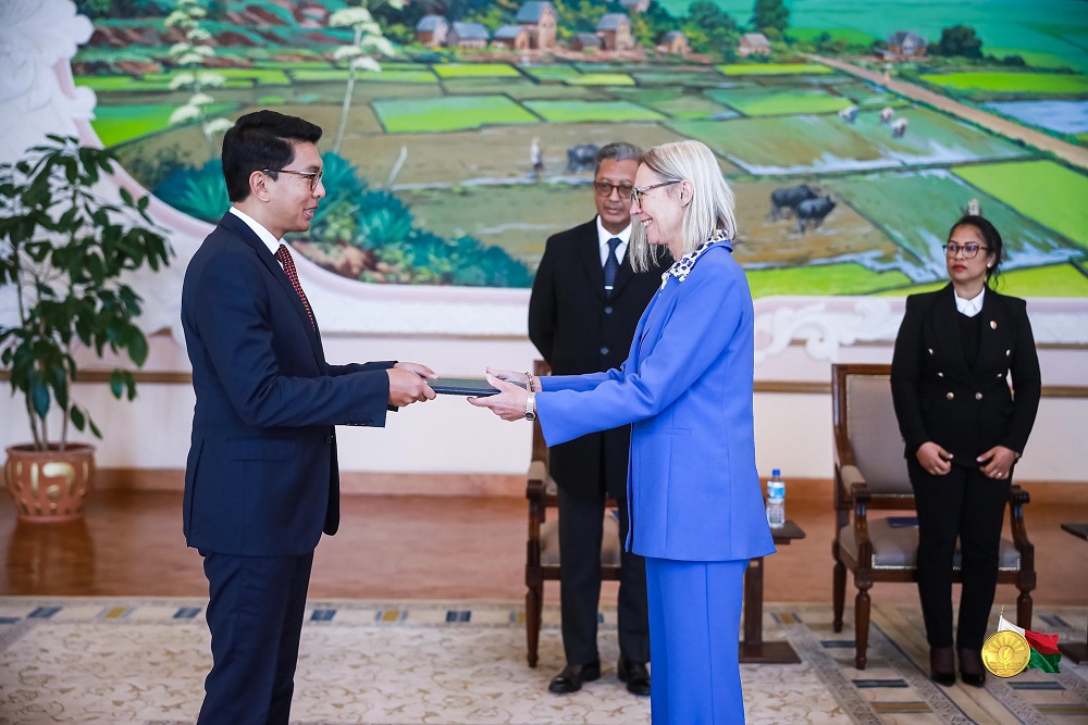 Palais d'Etat d'Iavoloha : Présentation de lettres de créance de la nouvelle  Ambassadrice de l'Union Européenne, SEM Isabelle Delattre