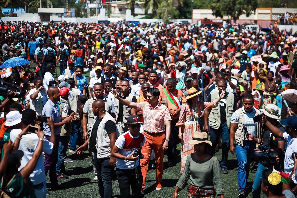 Deuxième journée de la visite du Président de la République Andry Rajoelina  dans l'Atsimo Andrefana : Remise de vivres et de kits solaires à Toliara et à  Ankililoaka