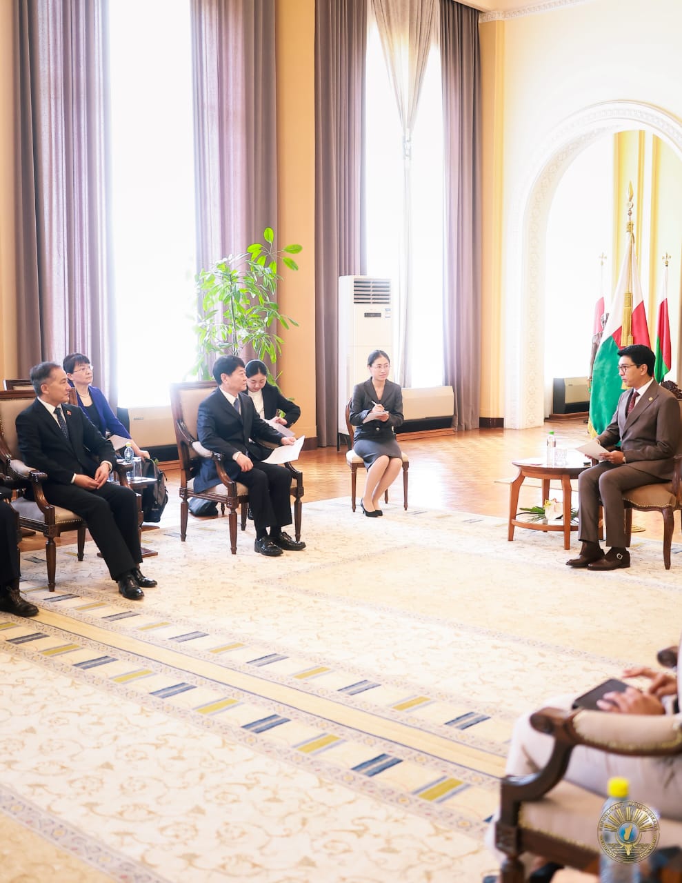 Visite de courtoisie de la délégation de la CCPPC conduite par SEM. MU Hong auprès du Président Andry Rajoelina