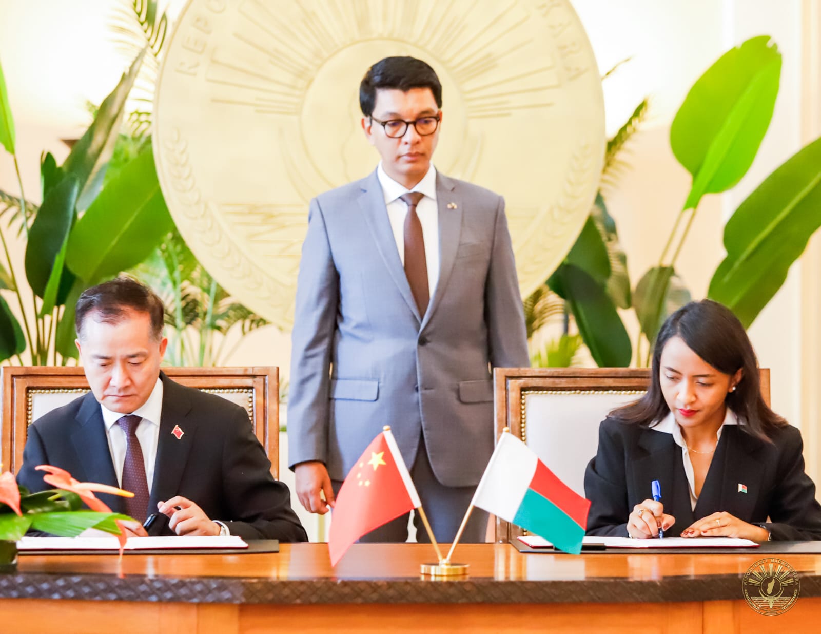 Signature de l’Acte de remise et de réception du don en devises du Gouvernement chinois pour l'approvisionnement en engrais à Madagascar.