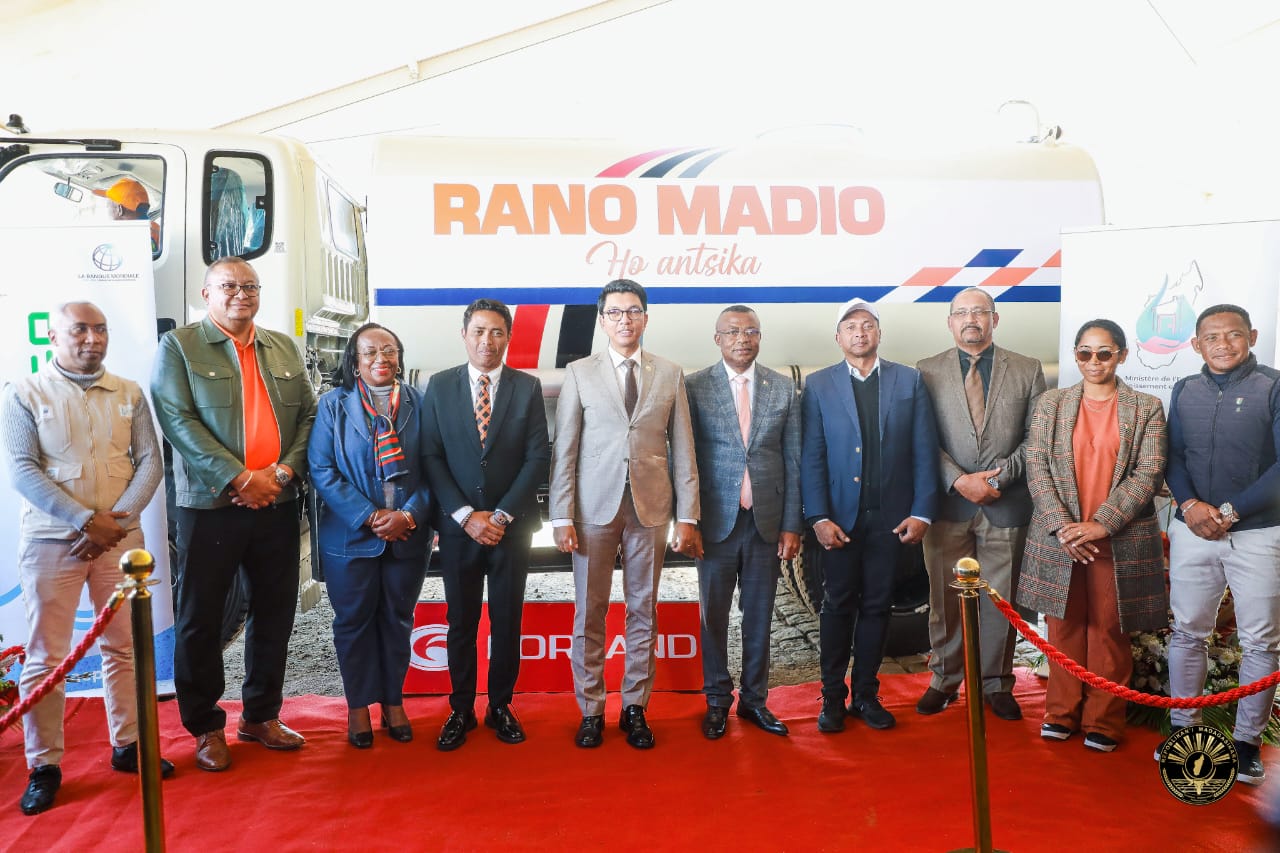 18 camions-citernes remis à l’État Malagasy pour renforcer l’accès à l’eau  potable