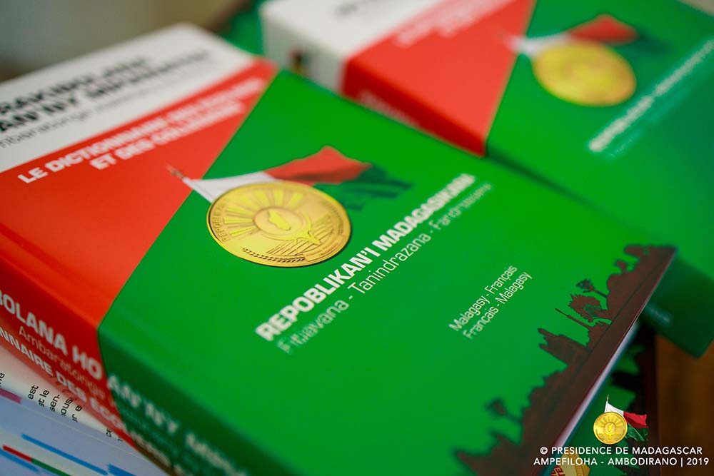 EPP Ampefiloha Ambodirano : distribution de nouveaux dictionnaires et tablettes numérique aux élèves
