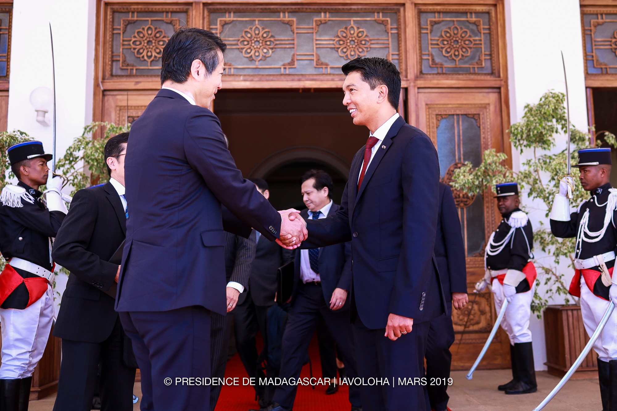Le Président de la République reçoit le Représentant spécial du Premier Ministre du Japon