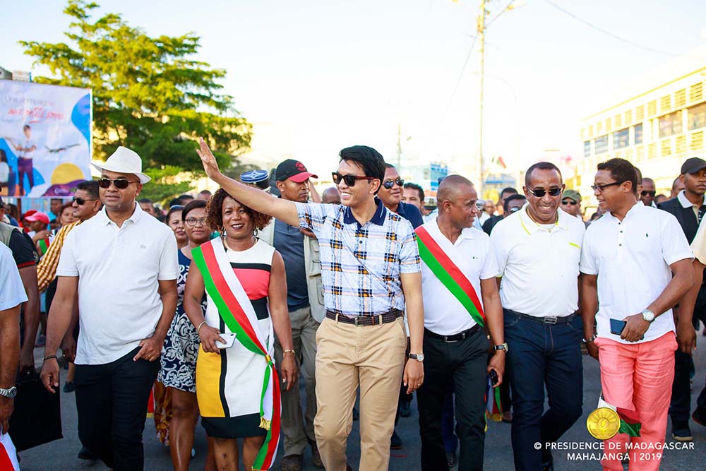 Majunga : Dons de véhicules pour la préfecture, un nouveau gymnase omnisport pour les jeunes et rencontre avec la population