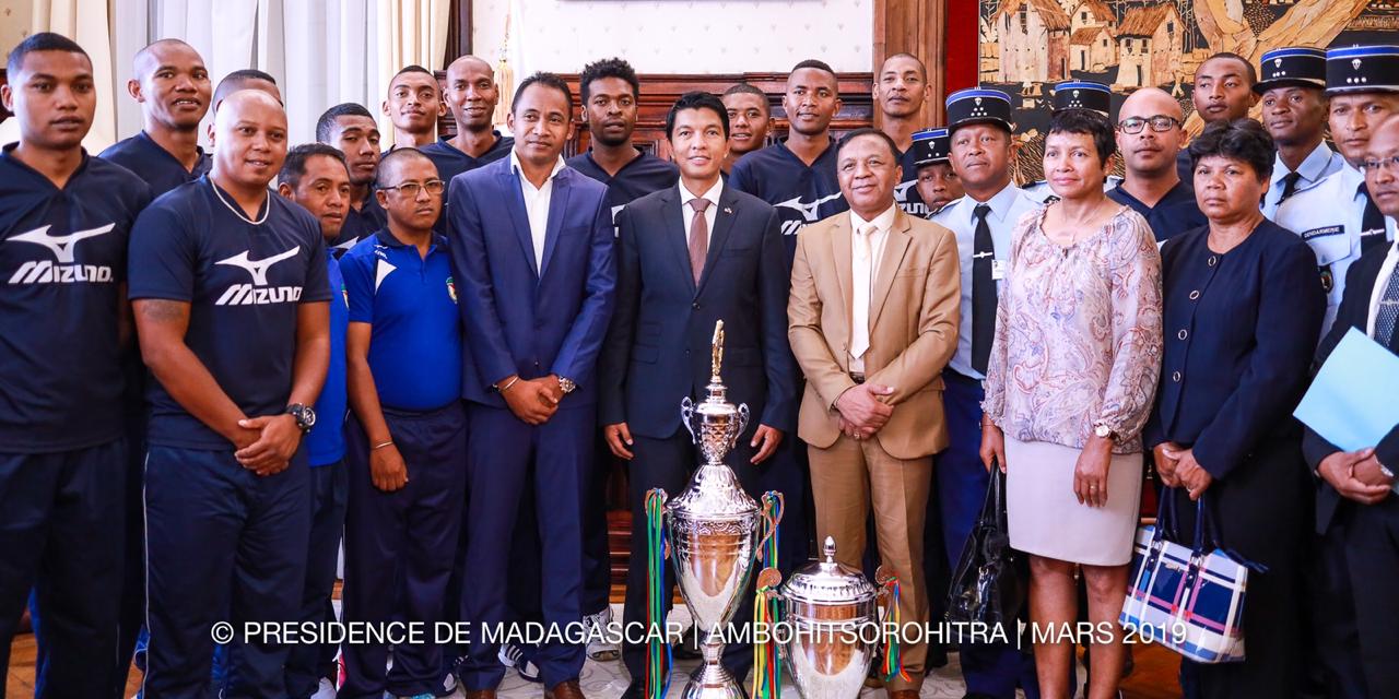 Le président de la République reçoit les joueurs de volley-ball de la gendarmerie nationale