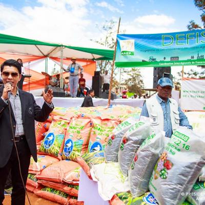 28 Septembre 2019 District d’Ambalavao Region Haute Matsiatra 74 tonnes d’engrais et une centaine de motoculteurs distribués aux agriculteurs