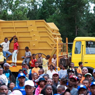 Remise d'un camion équipé de 5 bennes, Moramanga, Région Alaotra Mangoro