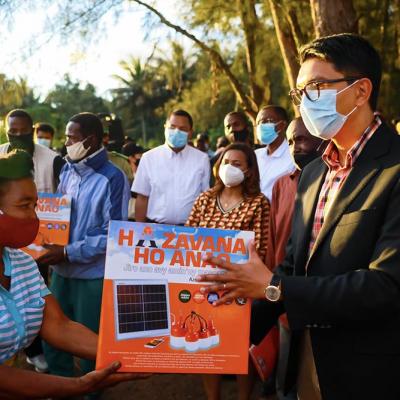 05.10.20 - Distribution des kits solaires Hazavana, fokontany d'Aloalovoky, Région Anôsy