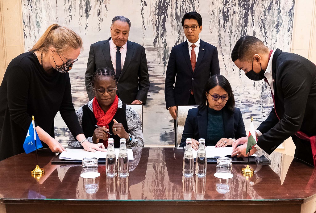 Signature de deux projets pour renforcer la réponse à la pandémie et la  réhabilitation des routes principales à Madagascar